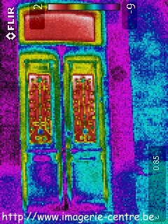 Thermographie infrarouge d'une porte d'entrée de maison