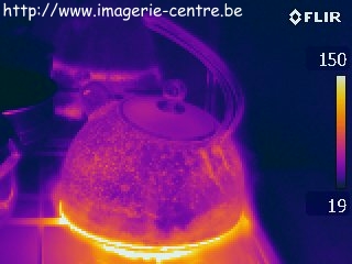 Image thermique d'une bouilloire en train de chauffer.