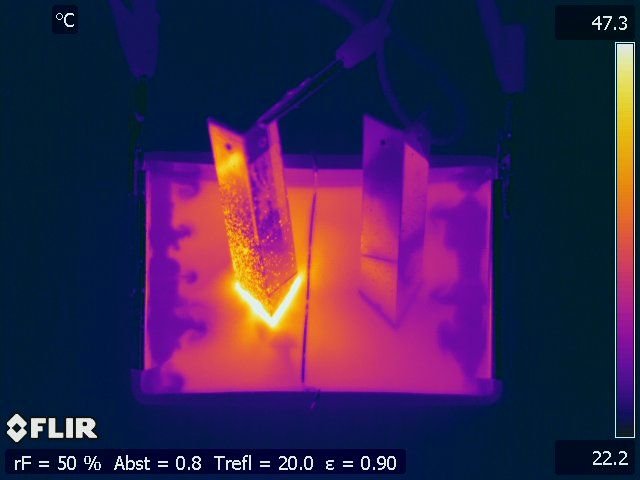 Thermographie d'une expérience d'anodisation, source http://commons.wikimedia.org/wiki/File:Eloxieren_flir.jpg