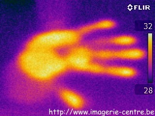 Empreinte d'une main sur une table vu en thermographie