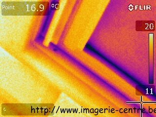 Thermographie du coin d'une fenêtre de toiture dite "Velux", FLIR E30bX