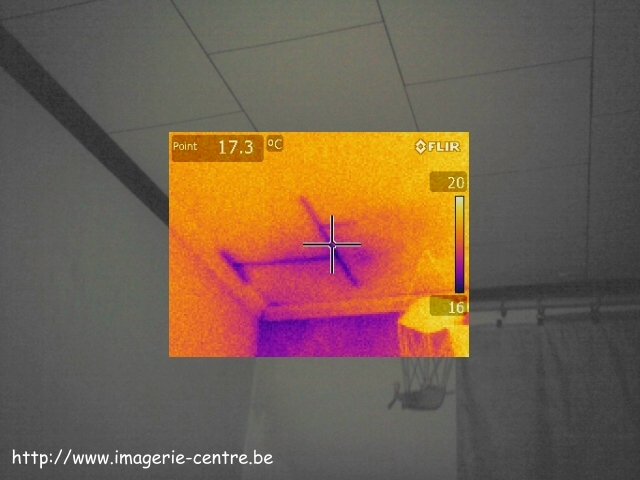 Thermographie en fusion dans l'image d'une infiltration dans un faux-plafond
