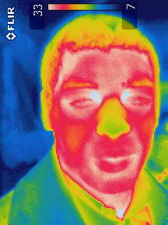 Thermographie du visage d'un homme, corps humain