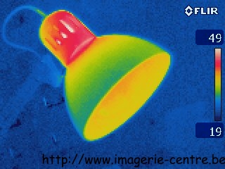 Thermographie d'une lampe de bureau avec une ampoule incandescence, vue de profil