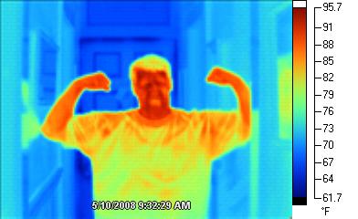 Image en thermographie d'un homme en train de faire démonstration de muscles