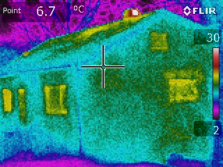 Ici, la cheminée est au coeur de la maison ce qui ne la rend visible en thermographie qu'à son exutoire