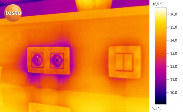 Des courants d'air thermographiés par une caméra infrarouge dans des prises de courant électrique, TESTO 890