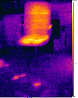 Imagerie en thermographie d'une chaise venant d'être quittée
