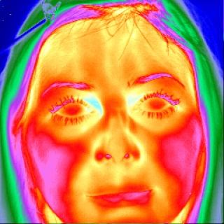 Image thermique en infrarouges moyens du visage d'une femme