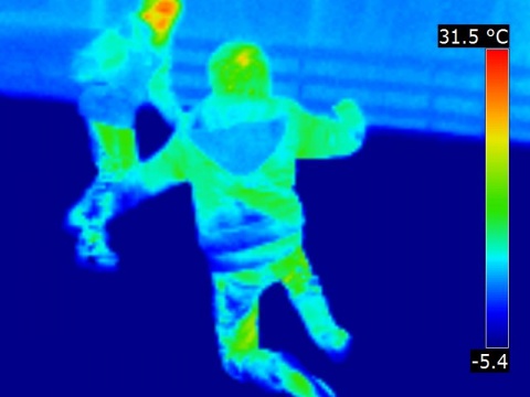 Patineurs en thermographie infrarouge sur une patinoire couverte