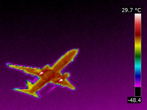 Thermographie infrarouge d'un avion à l'atterrissage