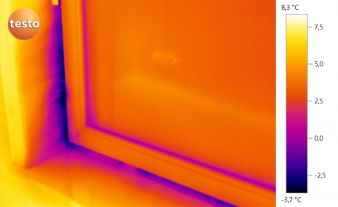 Thermographie de fuites d'air dans un châssis de fenêtre, source: TESTO